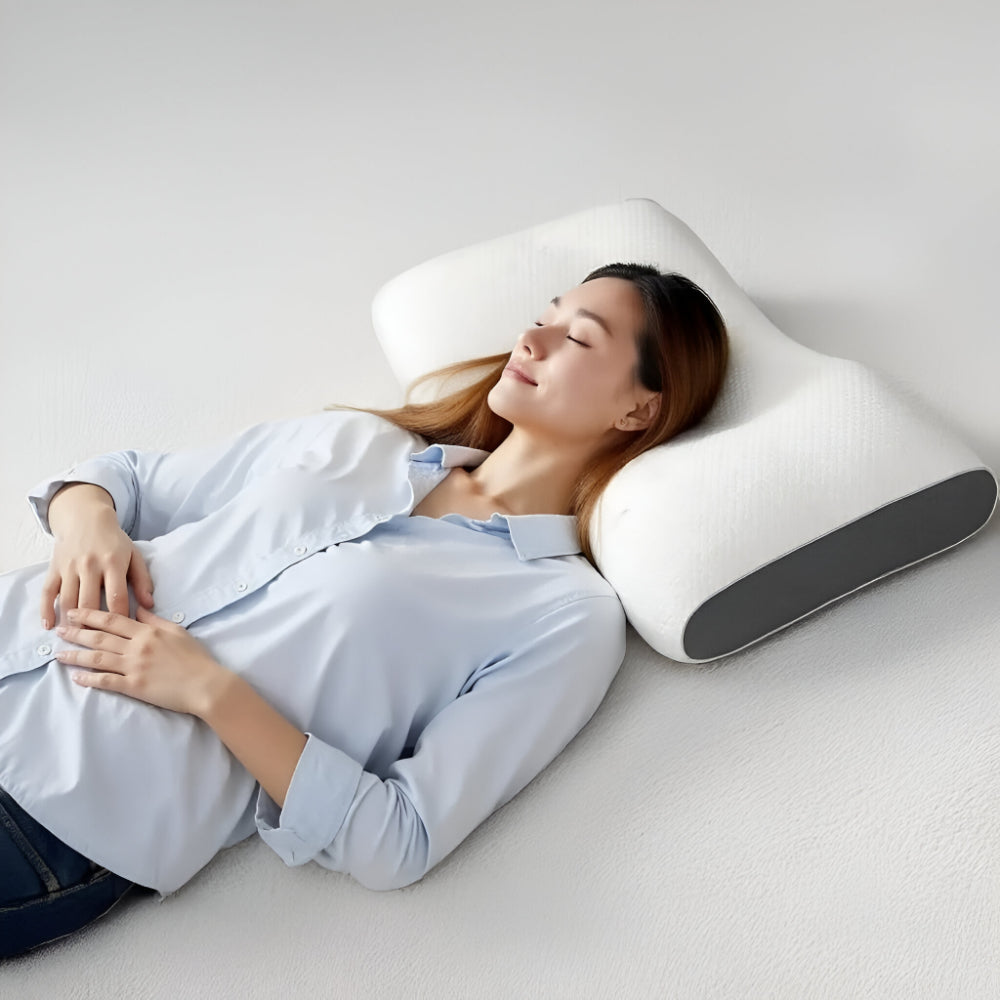 Woman lying on her back on the contour pillow.